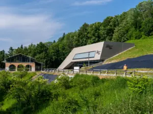 Gebäude der Dokumentation Obersalzberg mit Glasfront am Hang