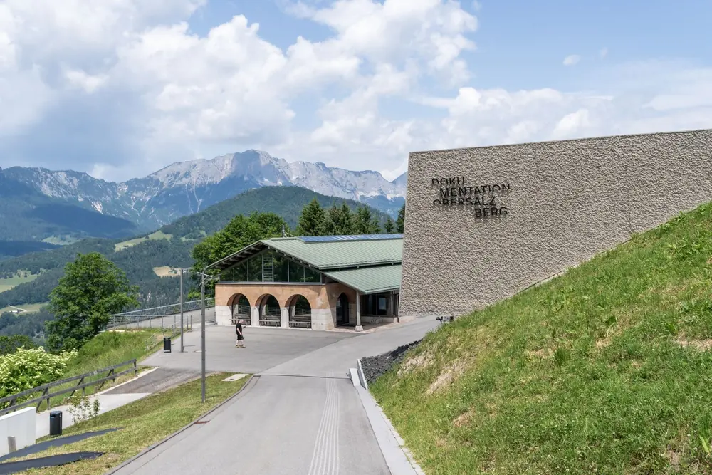 Dokumentation Obersalzberg, Gebäude der Ausstellung mit Bergkulisse