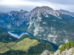 Blick vom Jenner hinunter auf den Königssee und die Berge