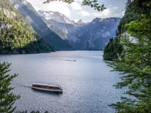 Elektroboot auf dem Königssee zwischen steilen Felswänden