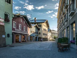Gasse in der Altstadt von Berchtesgaden an einem Sommermorgen