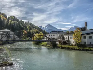 Das Salzbergwerk Berchtesgaden an der Ache, dahinter der Watzmann