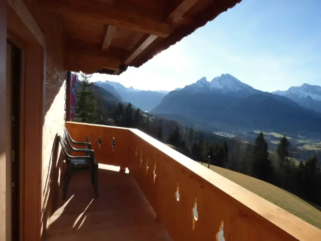 Holzbalkon mit Blick auf den Watzmann