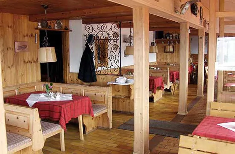 Gemütliche Gaststube mit Kachelofen-Ecke
