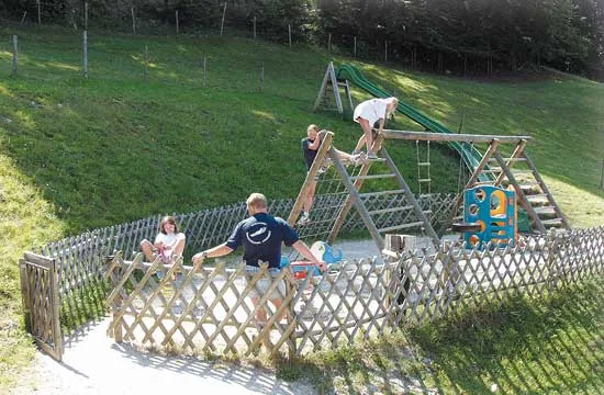 Spielplatz mit Klettergerüst am Hochlenzer