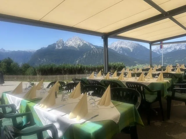 Terrasse mit Blick über das Tal auf die Berchtesgadener Alpen