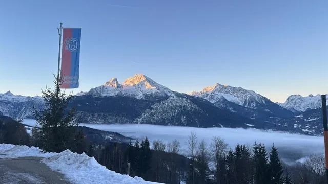 Der Watzmann im Morgenlicht über einem Nebelmeer im Tal, im Vordergrund Schnee